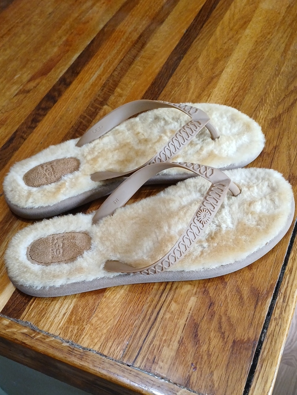 UGG Women's Fluffie Flip Flop Sandal - 8